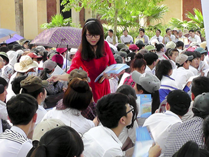 Trường ĐH Vinh tư vấn tuyển sinh cho học sinh THPT