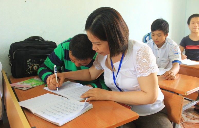 Lớp học với cô giáo “nhiều vai”: Dạy chữ, bảo mẫu, mẹ hiền