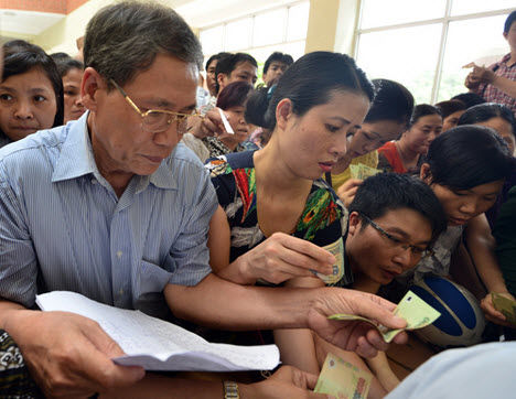 Hàng trăm phụ huynh xếp hàng mua hồ sơ tuyển sinh vào lớp 6