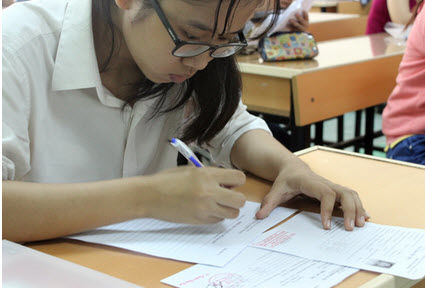 Hơn một triệu thí sinh đến làm thủ tục thi THPT quốc gia