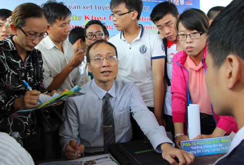 Chuyên gia tư vấn: " Thí sinh nên chọn tổ hợp điểm cao nhất để xét tuyển"