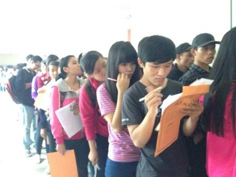 Thí sinh đổ về TP.HCM nộp hồ sơ xét nguyện vọng 1