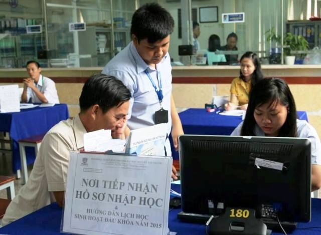 Xét tuyển ĐH, CĐ: Nhiều ngành điểm cao, vượt chỉ tiêu