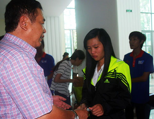 Thí sinh bật khóc vì không rút được hồ sơ xét tuyển