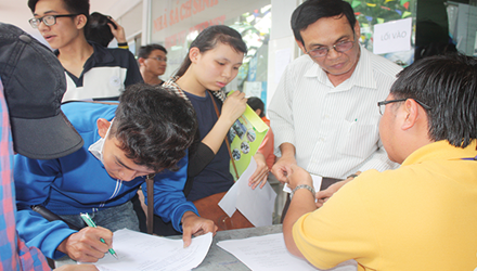 Rút - nộp hồ sơ tuyển sinh: "Khổ như nông dân chơi chứng khoán"