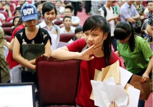 Ngày cuối xét tuyển Đại học, Cao đẳng đợt 1: Sốc, hỗn loạn và nước mắt