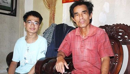 Cậu bé xương thủy tinh mơ thành chuyên gia CNTT