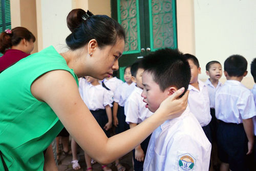 Lợi - hại khi cảnh cáo học sinh trước toàn trường