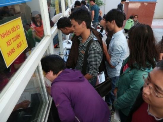 Việc thi cử hiện nay, nên giao cho các trường tự "gánh vác"