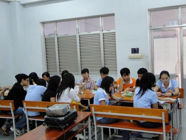Đại học Huflit tăng học phí cao và không rõ ràng?