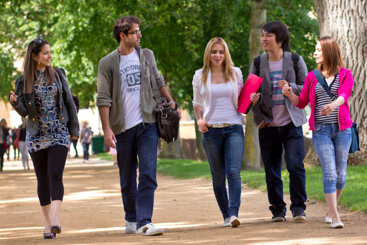 Quy tắc giao tiếp và kết bạn trong thời gian du học Úc