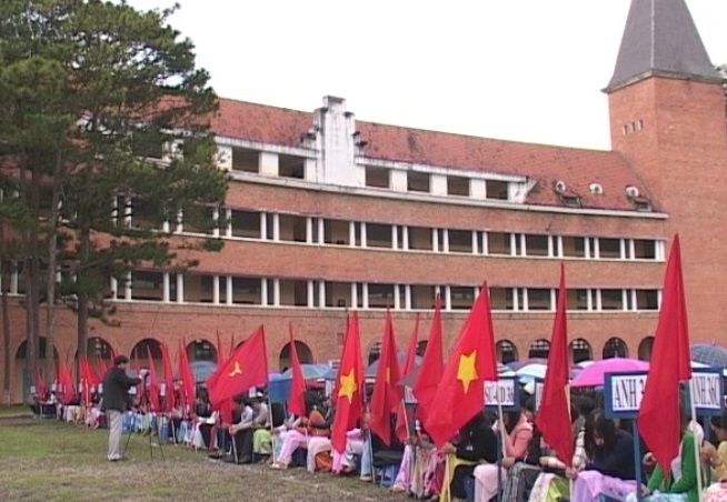 Sinh viên mua đề tố trưởng khoa bán đề