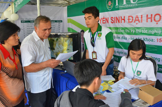Tung học bổng khủng để hút thí sinh