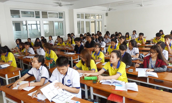 Đóng học phí trễ, nhiều sinh viên phải tạm dừng học 4 tháng