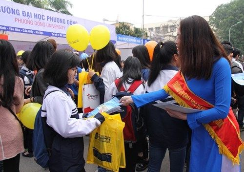 Nhà trường phát mệt, học sinh thì bội thực vì tư vấn tuyển sinh