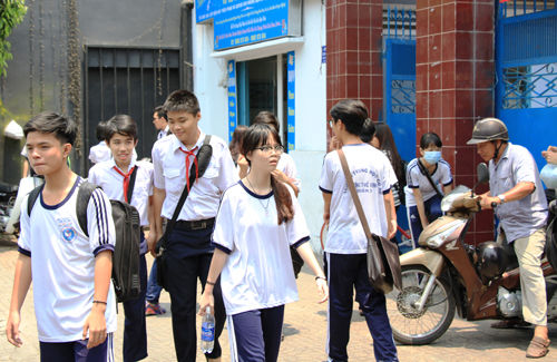 Cha mẹ cùng con chạy đua vào lớp 10 trường công lập