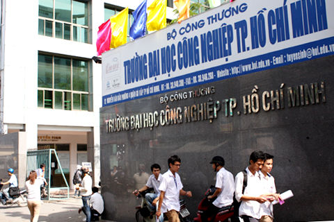Trường tăng học phí theo lộ trình, sinh viên bức xúc