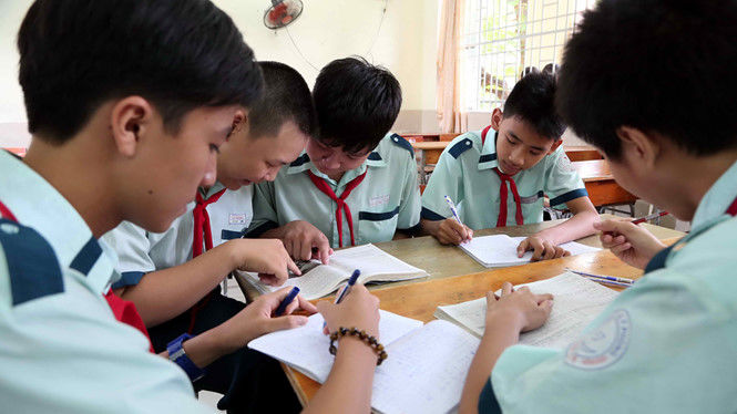 Nên sớm thí điểm miễn học phí THCS