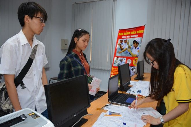 Đề thi THPT quốc gia được chuyển ra đảo bằng máy bay