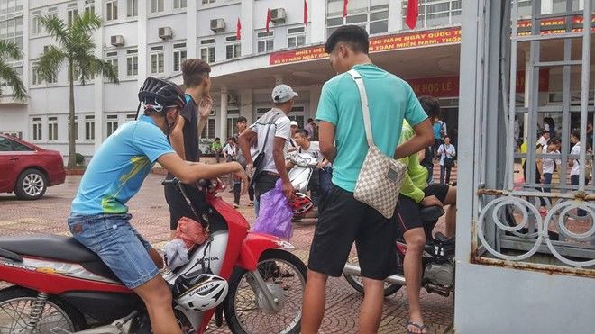 Thí sinh không được làm thủ tục dự thi vì mặc quần soóc