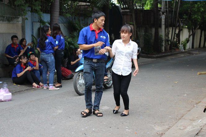 Sinh viên dậy từ 4g sáng chở thí sinh khuyết tật đi thi