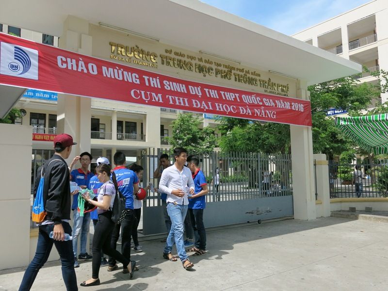 Vẫn có thí sinh bị đình chỉ vì mang điện thoại vào phòng thi