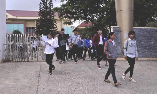 Nữ sinh Đắk Lắk bật khóc ra về vì thi nhầm môn