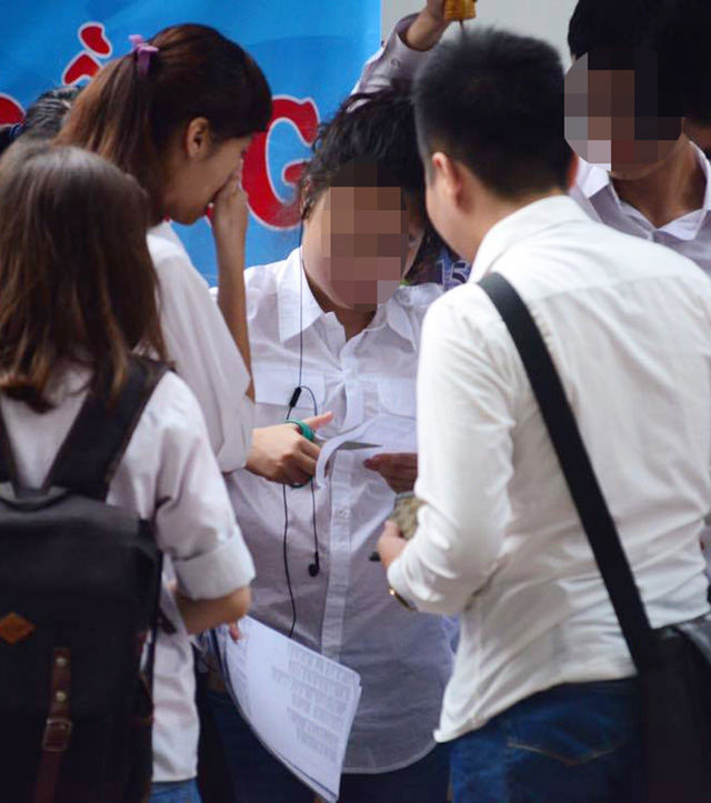 Thí sinh thản nhiên chia nhau phao trước cổng trường thi