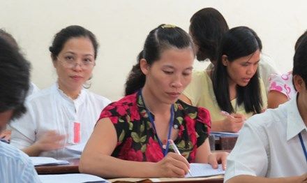 Công an, camera giám sát chấm thi