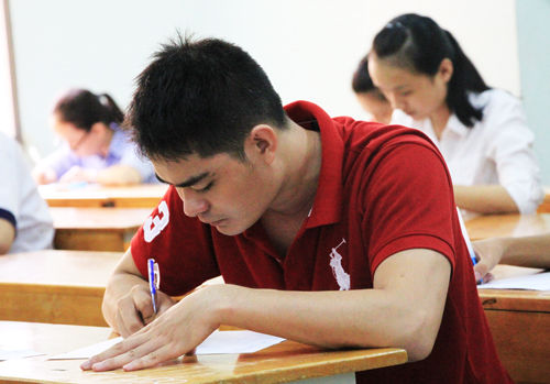 Hàng trăm giáo viên các tỉnh được huy động về Sài Gòn chấm thi