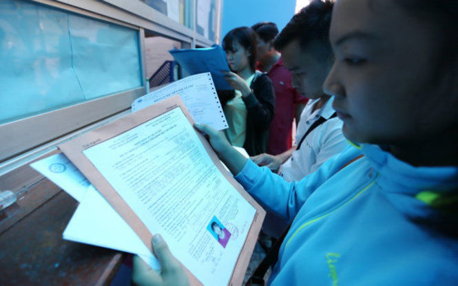 Tranh cãi về điểm sàn cao - thấp