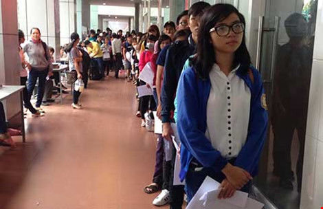 Chen chân nộp hồ sơ xét tuyển đại học