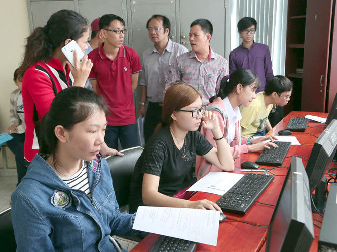 Nhiều trục trặc khi xét tuyển trực tuyến