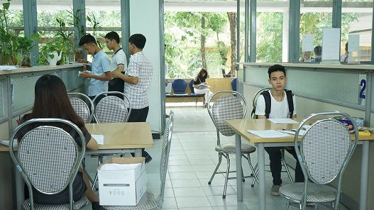 Bắt xe đêm ra Hà Nội sửa gấp hồ sơ ngày xét tuyển cuối cùng