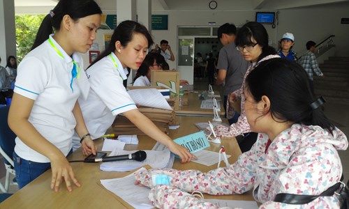Thí sinh khẩn trương làm thủ tục nhập học