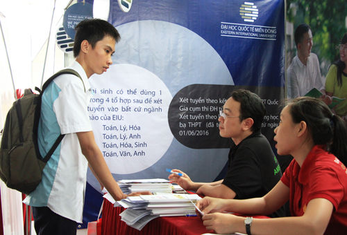 Thí sinh ấm ức vì trường đại học hạ điểm chuẩn bổ sung