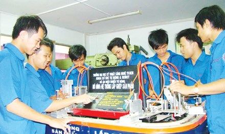 Một trường cao đẳng, ba cơ quan quản lý