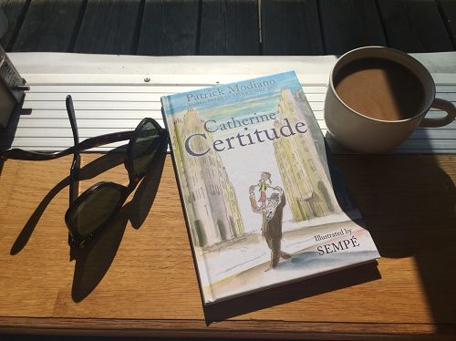 Catherine cô bé đeo mắt kính