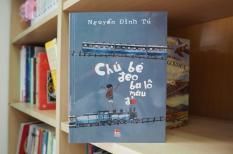 Hành trình tìm mẹ trong sách "Chú bé đeo ba lô màu đỏ"