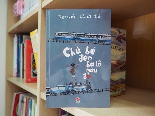 Hành trình tìm mẹ trong sách "Chú bé đeo ba lô màu đỏ"