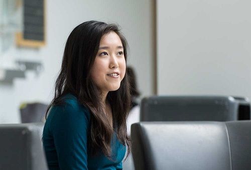 Nữ sinh lấy bằng thạc sĩ ở tuổi 17