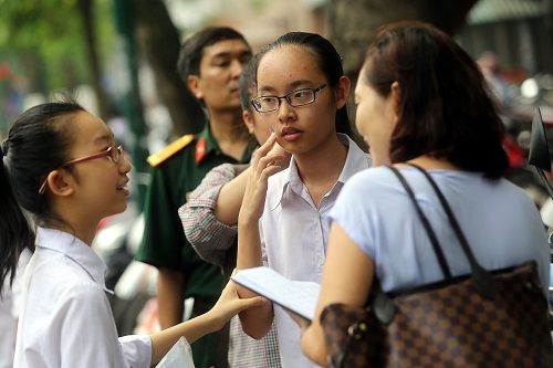 Tuyển sinh lớp 10 trường công lập: Căng thẳng vì quá tải