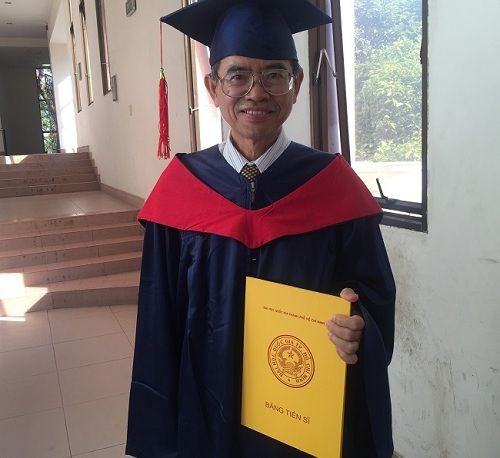 Tiến sĩ ở tuổi 60