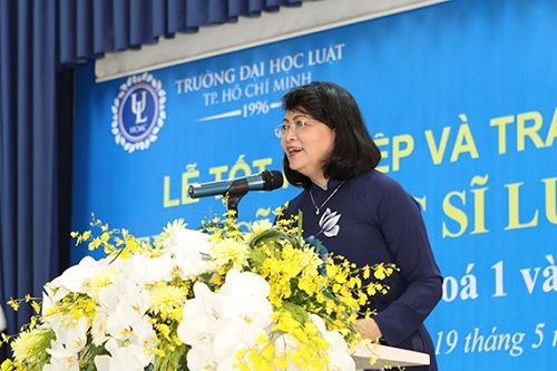 Phó Chủ tịch nước trao bằng tốt nghiệp cho 51 thạc sĩ luật