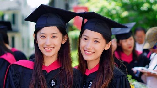 Hai chị em xinh đẹp nhận bằng thạc sĩ Harvard