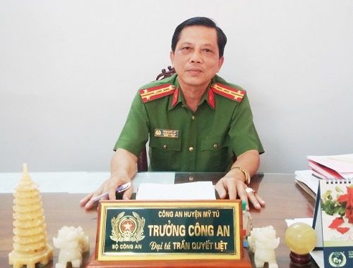 Công an miền Tây phát cơm miễn phí cho sĩ tử Việt