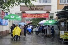 TPHCM: thí sinh đội mưa trong ngày làm thủ tục dự thi