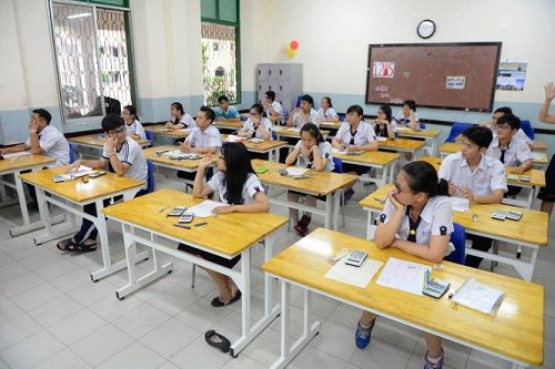 Các thí sinh bước vào làm bài thi trắc nghiệm môn Toán THPT Quốc gia 2017