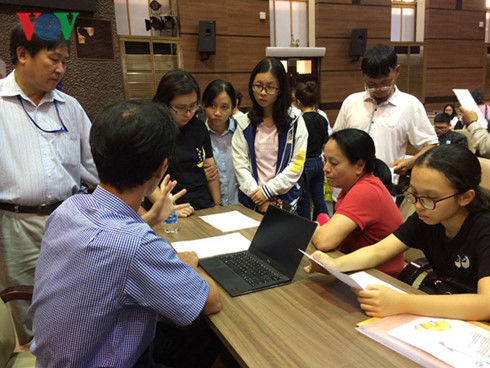 Thí sinh vội vã nộp giấy chứng nhận kết quả thi tại các trường