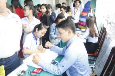 Không khí Ngày hội việc làm năm 2017 tại Trường CĐ Miền Nam